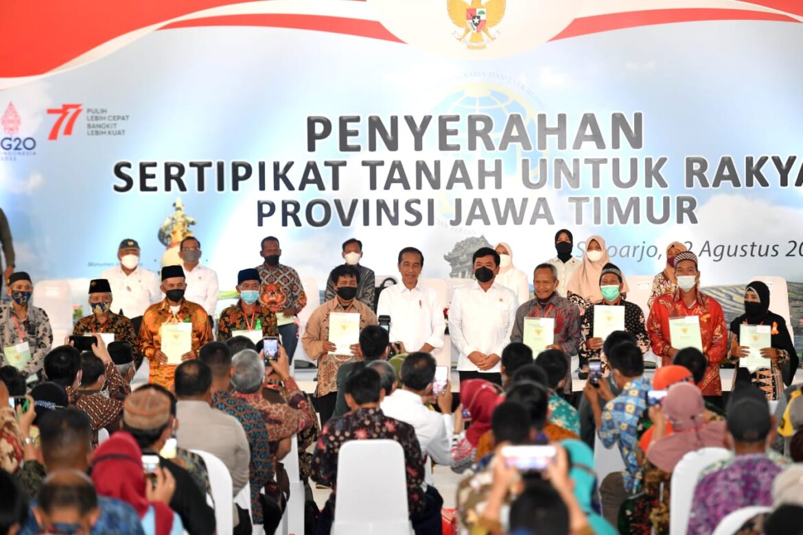 Presiden Jokowi Serahkan Sertifikat Tanah untuk Rakyat di Sidoarjo
