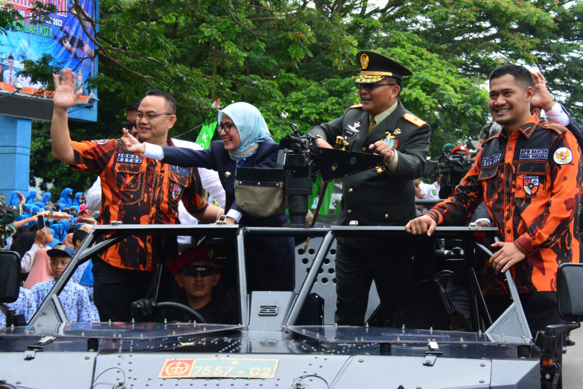 Momen, Brigjen TNI Tatang Subarna Dampingi Bupati Lebak Naik Kendaraan Taktis TNI