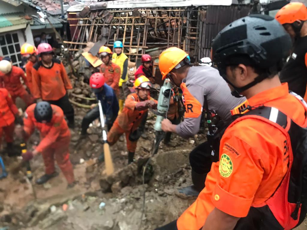 Tim Delta SAR Brimob Lajutkan Pencarian Korban Tanah Longsor Di Bogor
