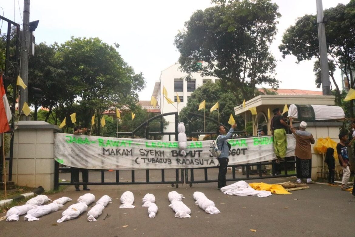 Massa Geruduk Dan Kelilingi Pemkot Tangerang Dengan Bendera Kuning Serta Arak Pocong