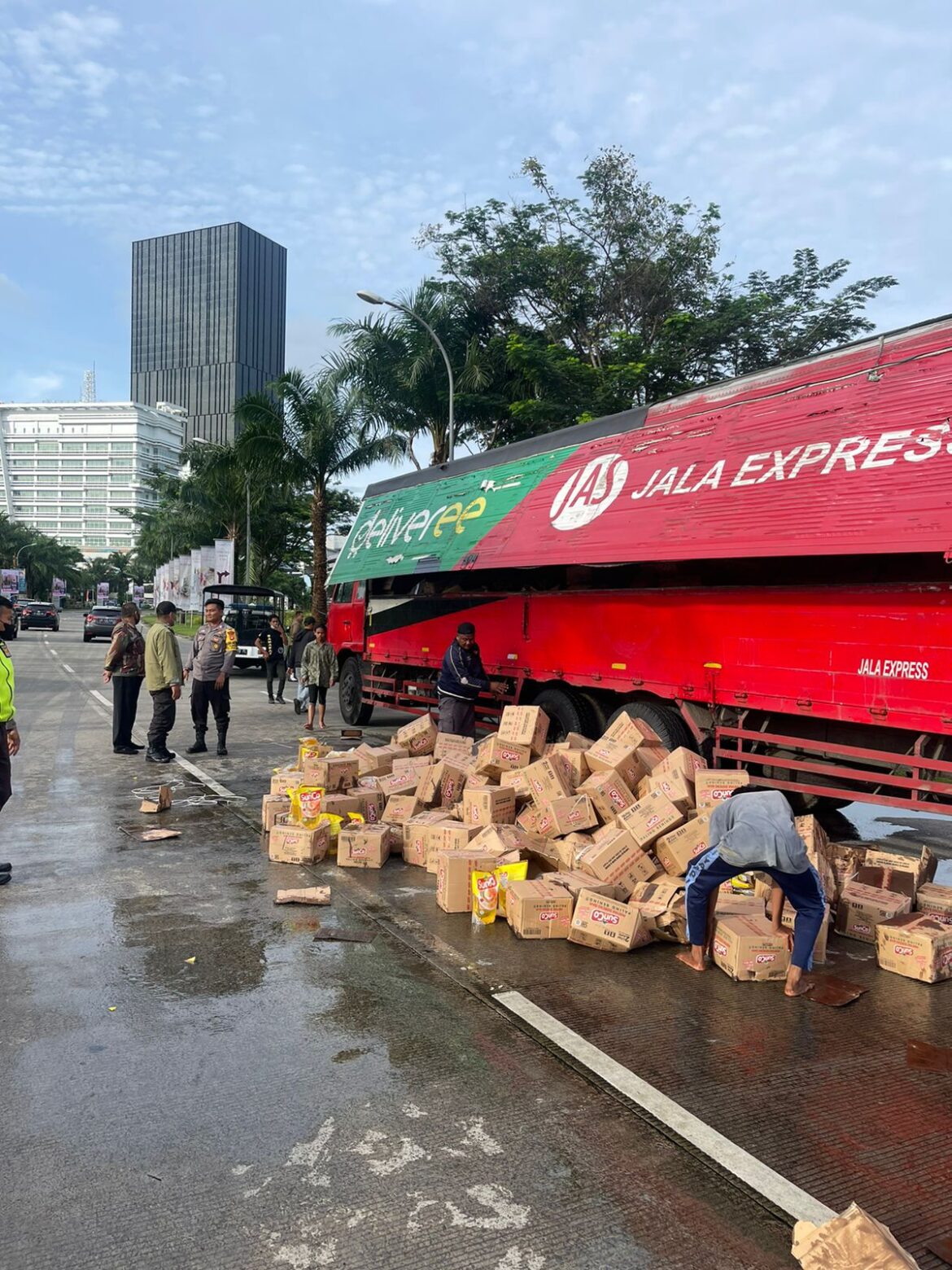 Truk Muatan Minyak Goreng Merk Sunco Tumpah Di Jalan Pinang