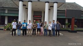 Pemberian hadiah secara simbolik oleh Kepala Desa Malangnengah. (ist)