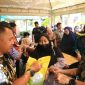 Foto: Warga Periuk Kota Tangerang berbondong-bondong mendatangi tempat penjualan beras murah 