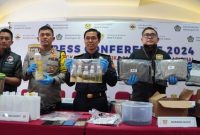 Foto: Petugas Bea Cukai dan Polri mengamankan barang bukti saat Konferensi pers 