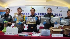 Foto: Petugas Bea Cukai dan Polri mengamankan barang bukti saat Konferensi pers 