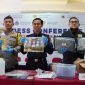 Foto: Petugas Bea Cukai dan Polri mengamankan barang bukti saat Konferensi pers 