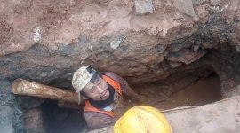 Foto: pekerja tidak menggunakan alat pelindung diri saat melakukan pekerjaan 