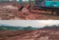 Foto:  Alat berat sedang mengeruk tanah walaupun terlihat basah tidak perduli dengan sekitar lingkungan 