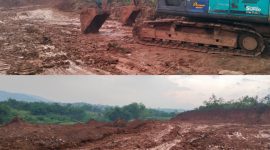 Foto:  Alat berat sedang mengeruk tanah walaupun terlihat basah tidak perduli dengan sekitar lingkungan 
