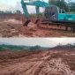 Foto:  Alat berat sedang mengeruk tanah walaupun terlihat basah tidak perduli dengan sekitar lingkungan 