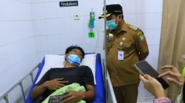 Nurdin, Penjabat Wali Kota Tangerang, Menjenguk Warga yang Dirawat Akibat Kebocoran Pabrik Es di Karawaci. (ist)