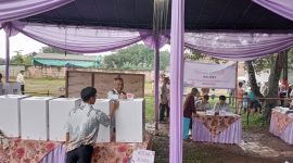 Kades Malangnengah pada saat mencoblos. (ist)