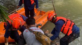 Petugas BPBD mengevakuasi mayat tanpa identitas di Sungai Caadane, bawah jembatan rangka Karawaci, Kota Tangerang, 
