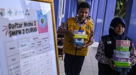 Siswa SMPN 2 Curug tampak membawa box makan siang. (ist)