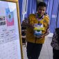 Siswa SMPN 2 Curug tampak membawa box makan siang. (ist)