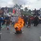 Massa bakar ban di tengah jalan saat dua kubu yang pro dan kontra hak angket untuk rasa bersama di depan DPR, Jumat (8/3/2024). 