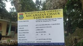 Foto: papan proyek yang terpasang pekerjaan Kecamatan Cisauk, pemeliharaan jalan kampung dukuh, Desa Dangdang