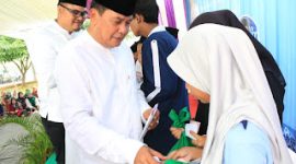 Sekda salurkan bantuan untuk yatim di kelurahan Medang. (ist)