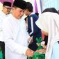 Sekda salurkan bantuan untuk yatim di kelurahan Medang. (ist)