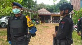 Foto: Personil Brimob menjaga di area wilayah rumah dukun santet mengamankan situasi.