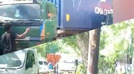 Lalu lintas Mobil Container dan Truk Tanah yang menyebabkan kerusakan lingkungan.(tangerangnews.co.id)