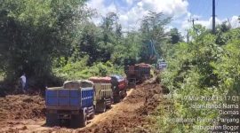 Foto: Truk yang mengantri giliran untuk mendapatkan tanah galian.