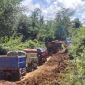 Foto: Truk yang mengantri giliran untuk mendapatkan tanah galian.