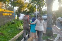 Satpol PP Kota Tangerang melakukan razia pengemis dan pengamen. (ist)