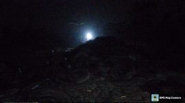 Foto Tangerangnews: Terlihat tumpukan ban seperti gunung yang siap di olah menjadi BBM.