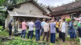 Tampak warga berkumpul didepan rumah korban.(ist)