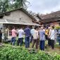 Tampak warga berkumpul didepan rumah korban.(ist)