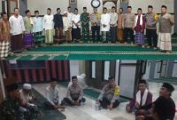 Foto: Kapolsek sesi foto bersama dengan jamaah 