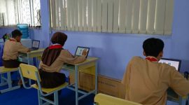 Proses pemilihan ketua OSIS menggunakan perangkat digital. (ist)