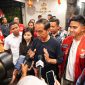 Presiden Jokowi berbicara kepada media seusai agenda minum teh bersama Ketua Umum PSI Kaesang Pangarep di Bandung, Sabtu (3/2/2024). Foto: dok PSI