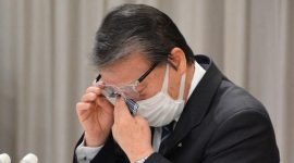 Walikota Hideo Kojima menyeka air matanya saat berbicara pada konferensi pers di kota Ginan, prefektur Gifu. Pengunduran diri walikota Jepang yang menghadapi 99 tuduhan pelecehan seksual memicu kemarahan di media sosial pada 1 Maret, setelah ia menyangkal beberapa kasus dan menangis pada konferensi pers. (Foto oleh JIJI Press / AFP) / Japan OUT)