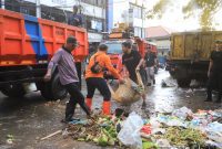 Petugas DLH Siaga saat Libur Lebaran.(ist)