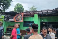 PLT Camat Pagedangan di dampingi Kades Malang Nengah saat meninjau lokasi terdampak.(tangerangnews.co.id)