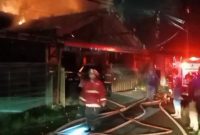 Proses evakuasi kebakaran di Pamulang Estate. (ist)