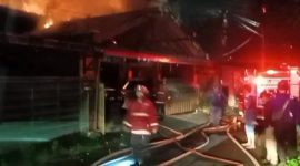 Proses evakuasi kebakaran di Pamulang Estate. (ist)