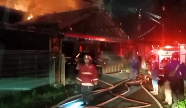 Proses evakuasi kebakaran di Pamulang Estate. (ist)