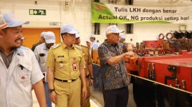 PJ Bupati Tangerang saat meninjau Pabrik Stanley Electric di Peusar.(ist)