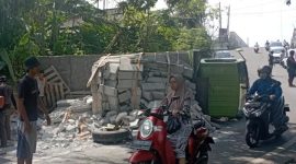 Truk hebel terguling di tanjakan.(ist)