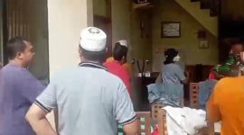 Sejumlah warga berkumpul dilokasi penemuan mayat.(ist)