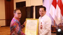 Pj Bupati Tangerang menerima penghargaan dari Kemenkumham.(ist)