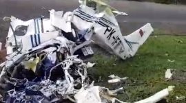 Tampak badan pesawat hancur dilokasi kejadian.(tangerangnews.co.id)