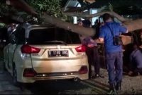 Evakuasi mobil oleh petugas damkar di komplek pinang griya permai.(ist)
