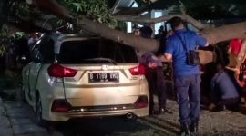 Evakuasi mobil oleh petugas damkar di komplek pinang griya permai.(ist)