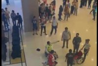 Suasana Tangcity Mall saat lansia terjun di ketinggian 10 meter.(ist)