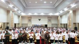 PJ Gubernur Banten Al Muktabar bersama Kepala Sekolah se-Provinsi Banten saat Peluncuran PPDB 2024.(ist)