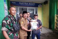 Kades Kohod serta Babinsa saluran bantuan pangan CBP 2024.(ist)
